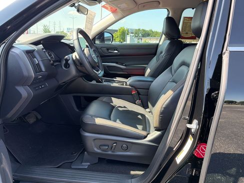 Used 2023 Nissan Pathfinder SL AWD/4WD image 9