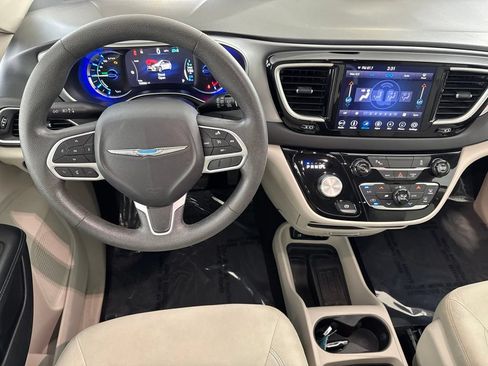 Used 2018 Chrysler Pacifica Touring Plus FWD image 22