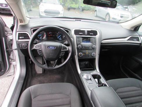 Used 2018 Ford Fusion SE FWD image 12