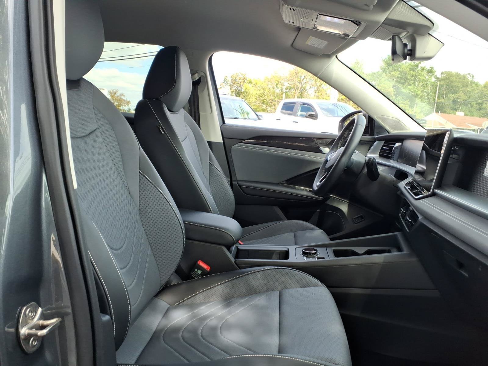 Used 2025 Volkswagen Tiguan SE AWD/4WD image 10