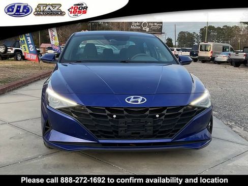 Used 2022 Hyundai Elantra SE image 2