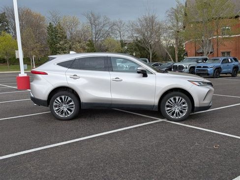 Used 2024 Toyota Venza Limited image 4