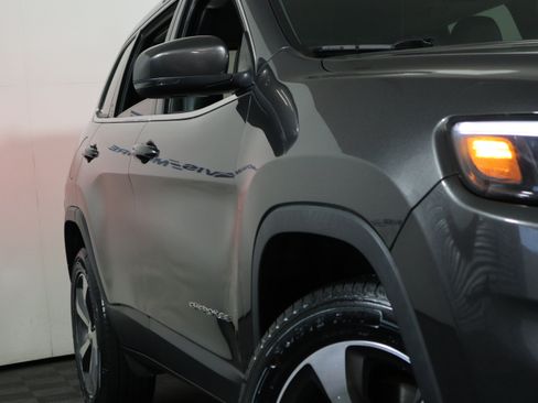Used 2019 Jeep Cherokee Limited AWD/4WD image 3