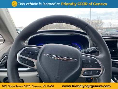 Used 2024 Chrysler Pacifica Touring-L image 16