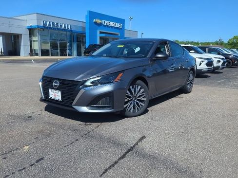 Used 2024 Nissan Altima 2.5 SV FWD image 7