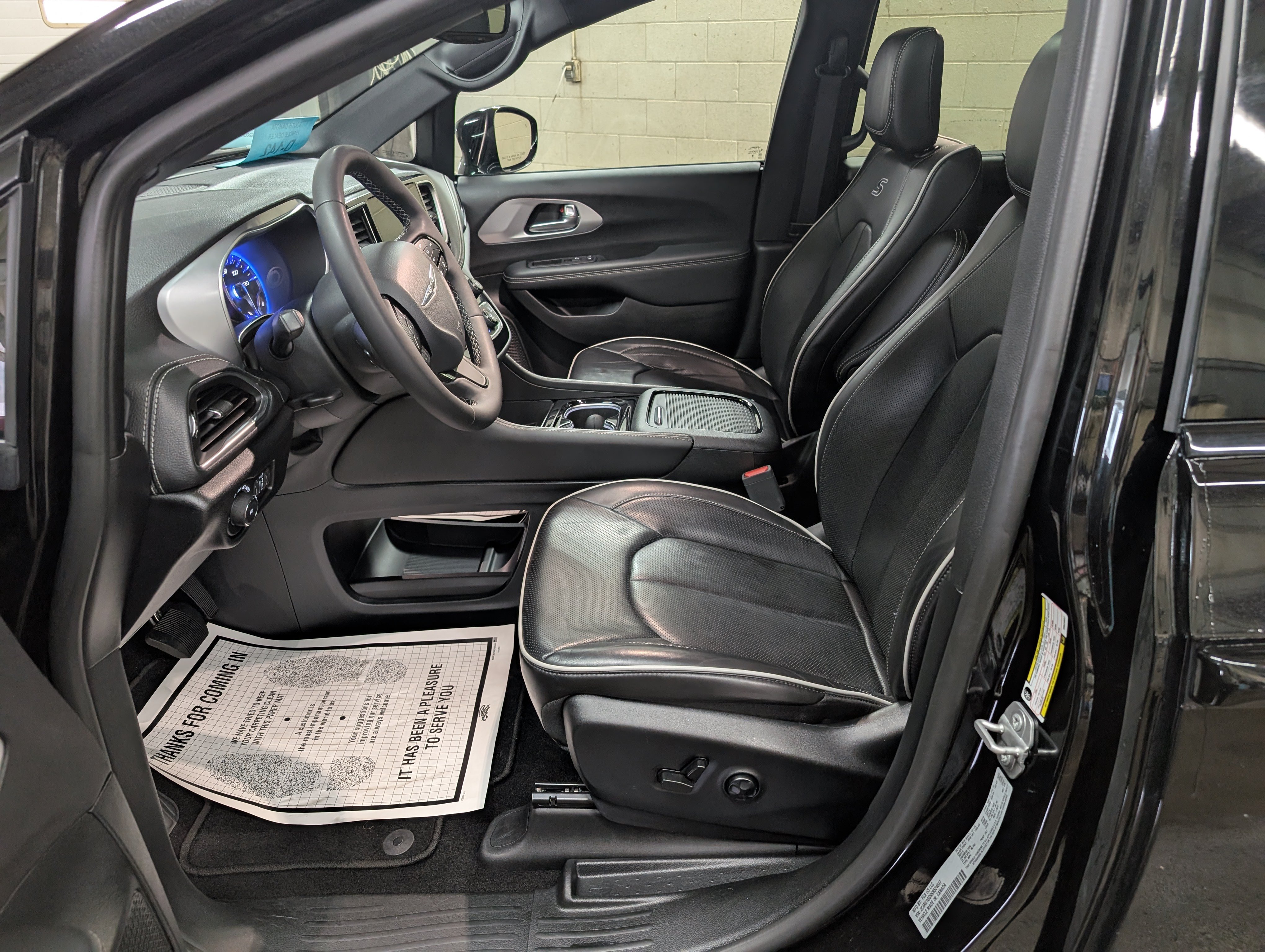 Used 2025 Chrysler Pacifica Limited FWD image 12