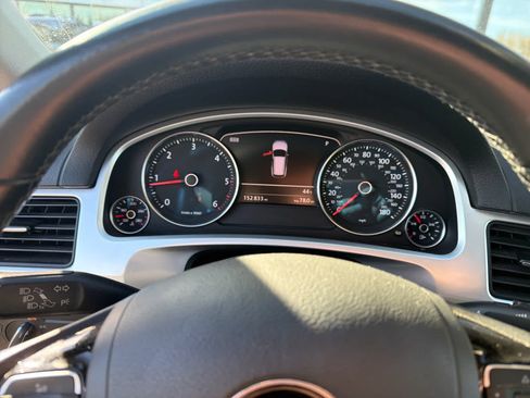 Used 2012 Volkswagen Touareg TDI image 9