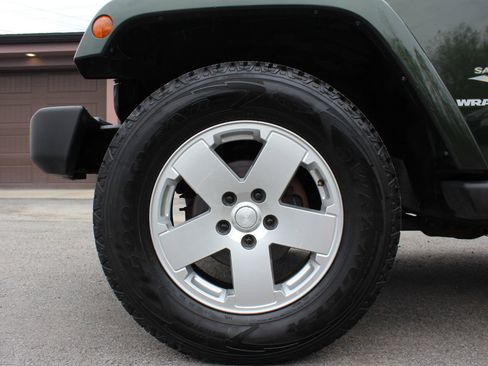 Used 2011 Jeep Wrangler Sahara w/ Connectivity Group AWD/4WD image 33