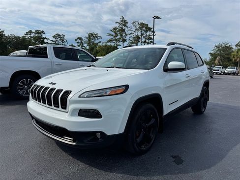 Used 2018 Jeep Cherokee Latitude w/ Altitude Package FWD image 4