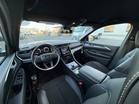 New 2025 Jeep Grand Cherokee L Laredo image 19