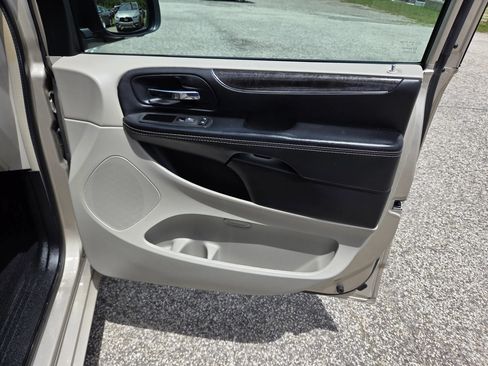 Used 2016 Chrysler Town & Country Touring FWD image 20