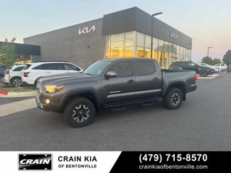 Used 2017 Toyota Tacoma TRD Off-Road w/ Premium & Technology Package AWD/4WD video 1