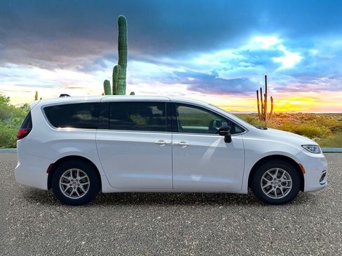 Used 2024 Chrysler Pacifica Touring-L FWD image 6