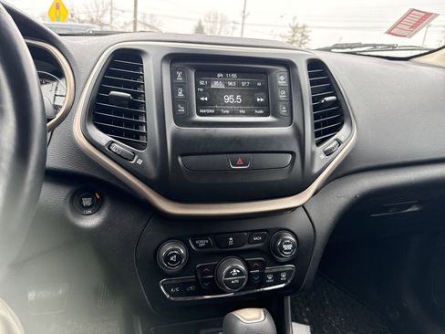 Used 2017 Jeep Cherokee Latitude w/ Comfort/Convenience Group image 19