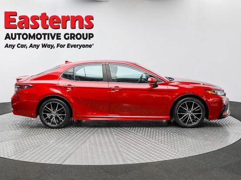 Used 2021 Toyota Camry SE w/ Cold Weather Package image 4