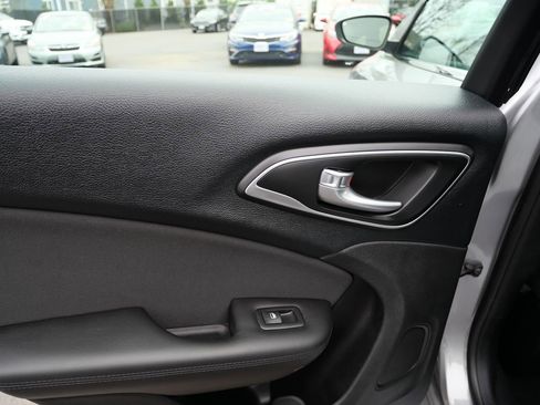 Used 2016 Chrysler 200 Limited w/ Convenience Group FWD image 25