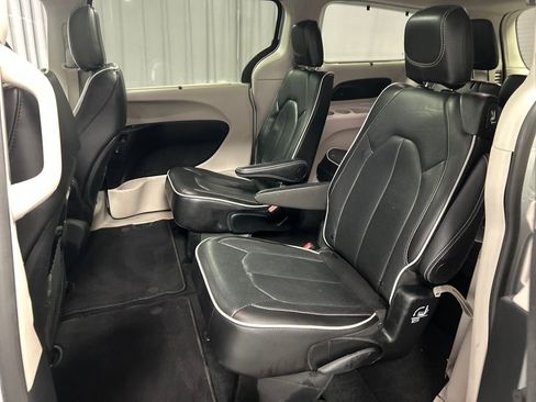 Used 2024 Chrysler Pacifica Limited FWD image 24