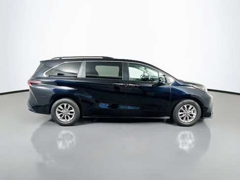 Used 2024 Toyota Sienna XLE FWD image 6
