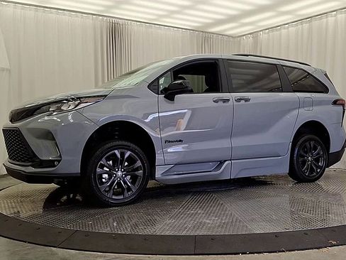 Used 2025 Toyota Sienna XSE w/ XSE Plus Package FWD image 4