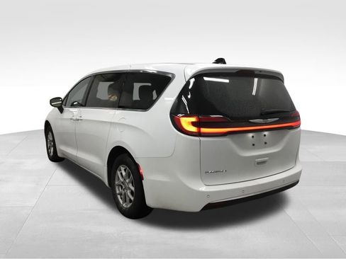 Used 2023 Chrysler Pacifica Touring image 12