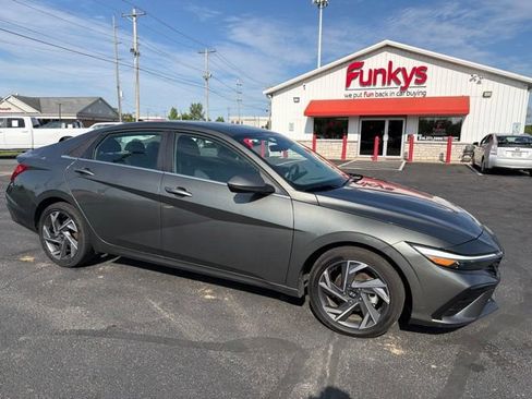 Used 2025 Hyundai Elantra SEL FWD image 1