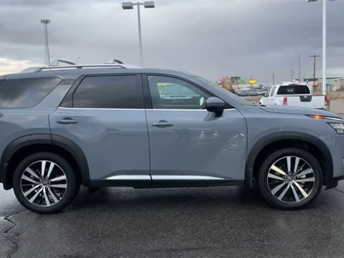 Used 2025 Nissan Pathfinder Platinum image 2