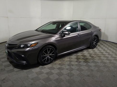 Used 2022 Toyota Camry SE image 2