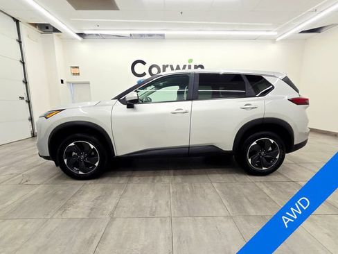 Used 2025 Nissan Rogue SV AWD/4WD image 2