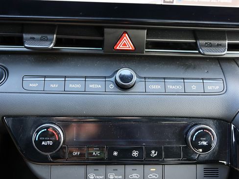 Used 2025 Hyundai Elantra SEL image 25