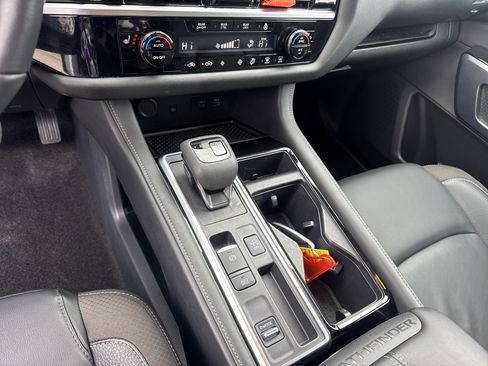 Used 2024 Nissan Pathfinder SL image 30