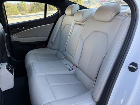 Used 2022 Genesis G70 2.0T image 39