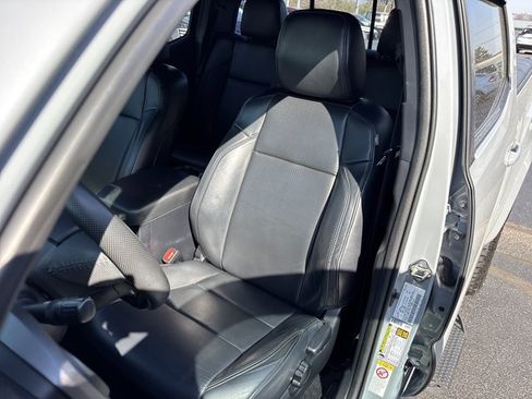 Used 2018 Toyota Tacoma TRD Sport image 19