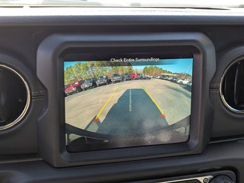 Used 2021 Jeep Wrangler Unlimited Sahara image 21