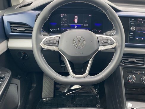 Used 2022 Volkswagen Taos SE w/ Panoramic Sunroof Package image 7