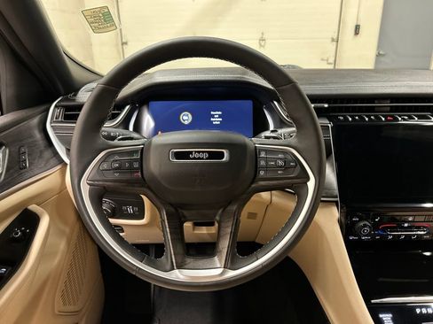 Used 2025 Jeep Grand Cherokee Limited AWD/4WD image 17