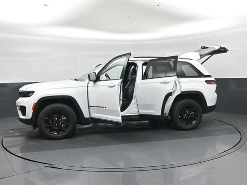 Used 2025 Jeep Grand Cherokee Altitude AWD/4WD image 50