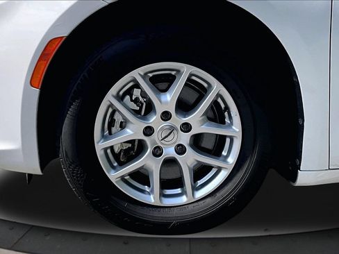 Certified 2023 Chrysler Pacifica Touring-L FWD image 32