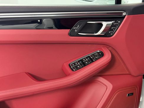 Certified 2026 Porsche Macan AWD/4WD image 27