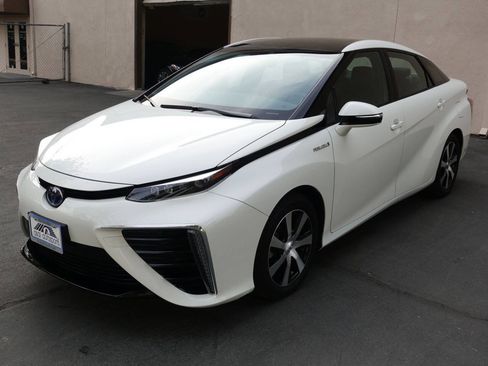 Used 2017 Toyota Mirai FWD image 7