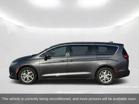 Used 2017 Chrysler Pacifica Touring Plus w/ Tire & Wheel Group FWD image 9