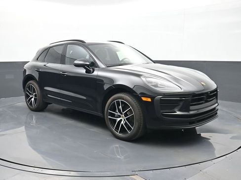 Certified 2025 Porsche Macan AWD/4WD image 25