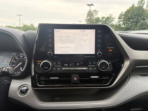 Used 2022 Toyota Highlander XLE AWD/4WD image 28