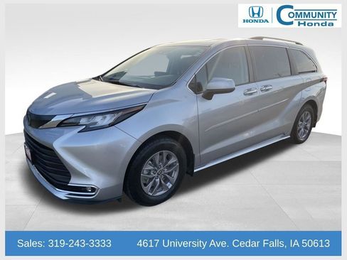 Used 2022 Toyota Sienna XLE w/ XLE Plus Package image 1