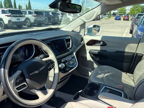 Used 2019 Chrysler Pacifica Limited w/ Tire & Wheel Group FWD image 4