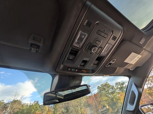 Used 2023 GMC Yukon SLT w/ SLT Luxury Package image 32