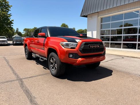 Used 2016 Toyota Tacoma TRD Sport AWD/4WD image 2