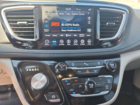 Used 2020 Chrysler Pacifica Limited FWD image 18