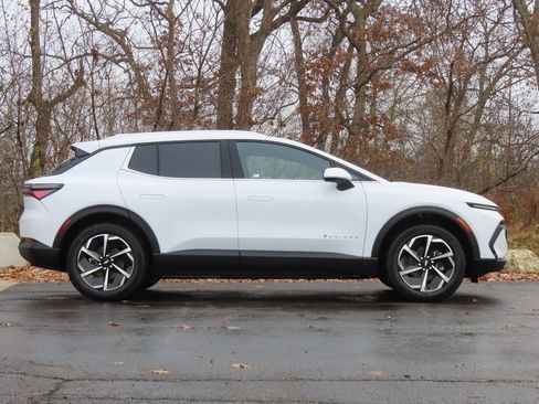 New 2026 Chevrolet Equinox EV LT image 2