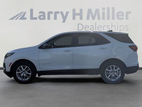 Used 2022 Chevrolet Equinox LS FWD image 2