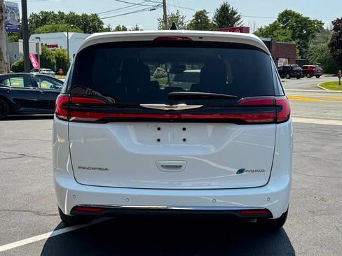 Used 2024 Chrysler Pacifica Limited FWD image 5